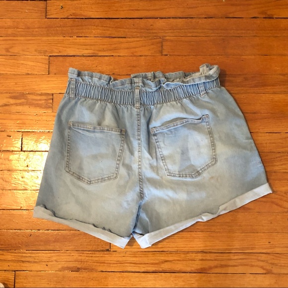 Light wash denim shorts - Picture 2 of 4